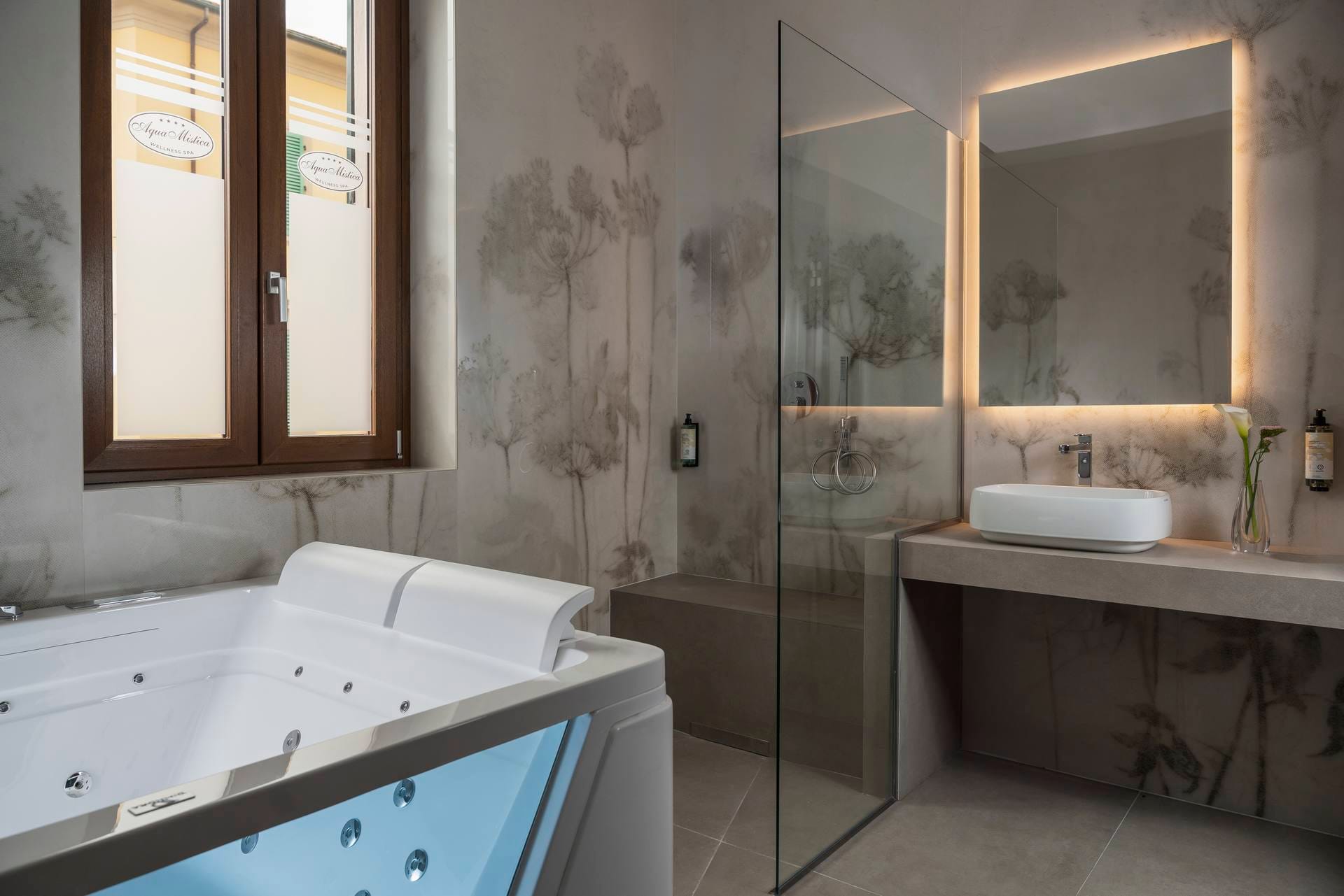 Junior Suite Vasca Idromassaggio Suite Aqua Mistica Parma E Oriente Montecatini 05